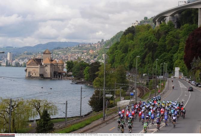 The peloton approaches Montreaux