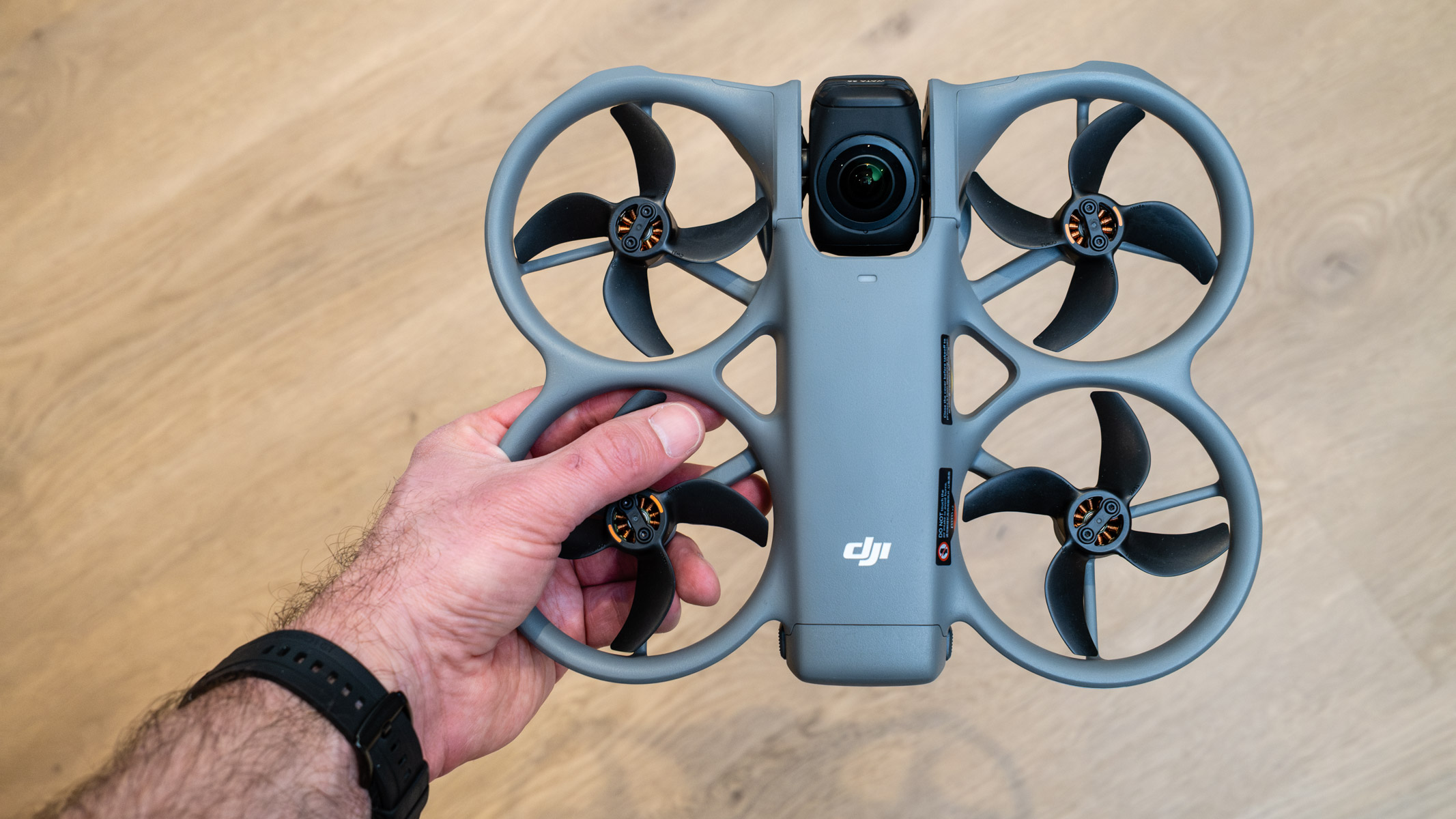 DJI Avata 360 sendo segurado para mostrar o tamanho