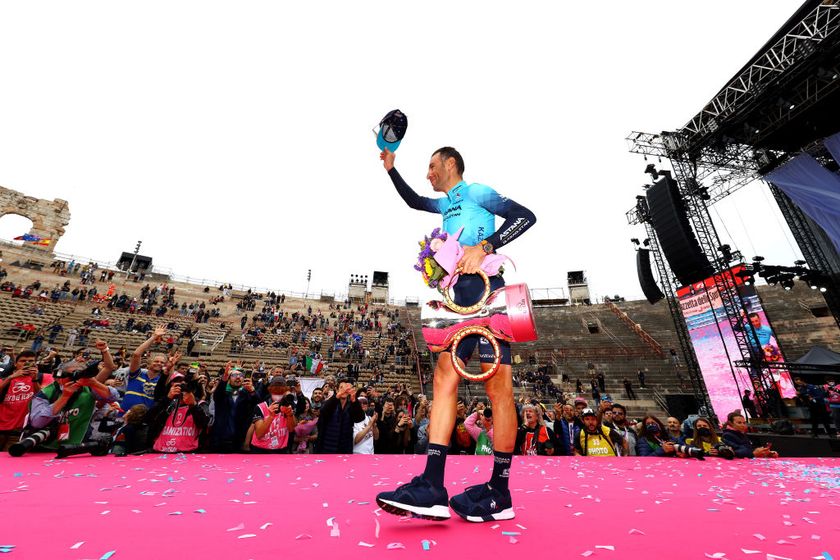 VERONA, ITALY - MAY 29: Vincenzo Nibali of Italy and Team Astana – Qazaqstan waves the crowd at the Arena di Verona at his farewell as a professional cyclist during the 105th Giro d&amp;apos;Italia 2022, Stage 21 a 17,4km individual time trial stage from Verona to Verona / ITT / #Giro / #WorldTour / on May 29, 2022 in Verona, Italy. (Photo by Michael Steele/Getty Images)