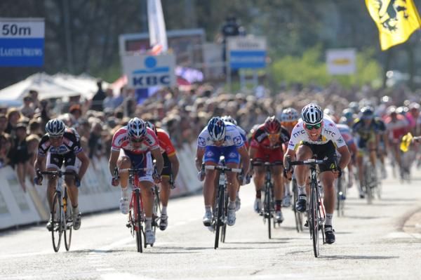 Mark Cavendish (HTC-Highroad) leaves the rest behind in Schoten
