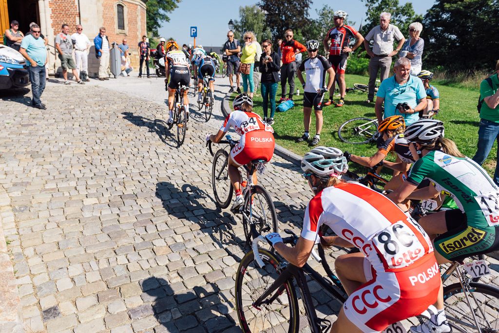 The women tackle the Kapelmuur