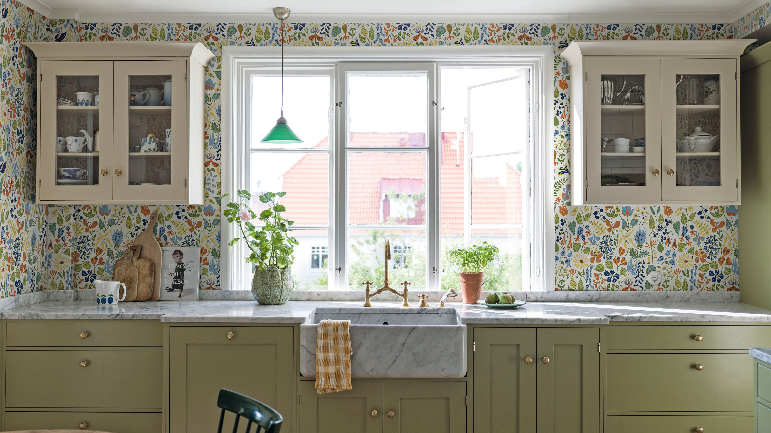 Green kitchen with floral wallpaper