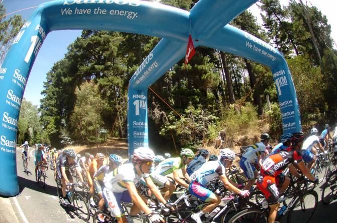 The peloton on stage 3 of the Tour Down Under.