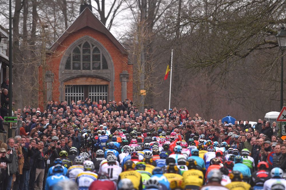 The peloton climbs on of the heligen at E3 Harelbeke