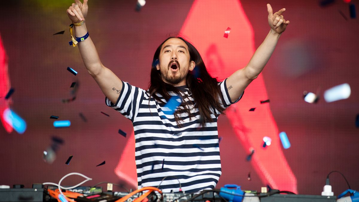 Steve Aoki DJing