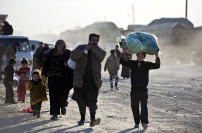 Syrians head toward Turkish border