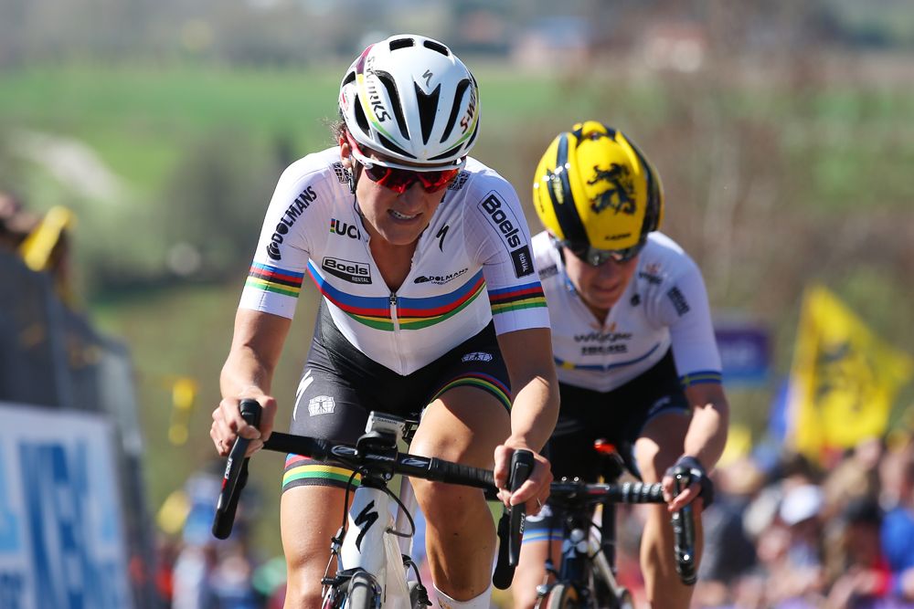 Lizzie Armitstead (Boels Dolmans) leads Emma Johansson (Wiggle High5)