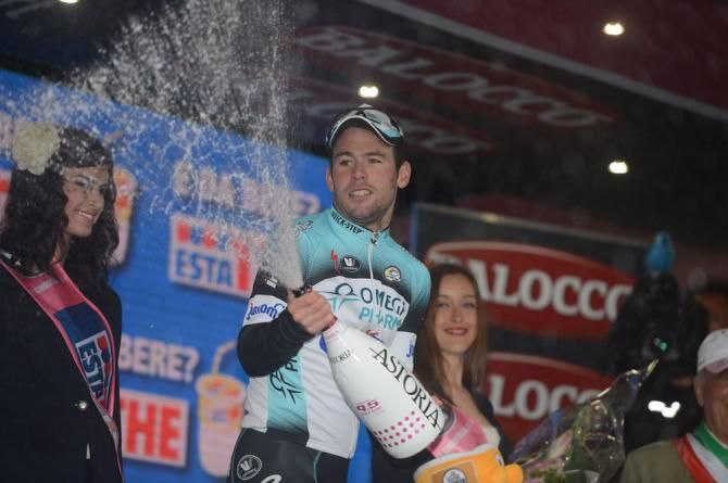 For the third time at the 2013 Giro, Mark Cavendish uncorks the bubbly after a stage victory.