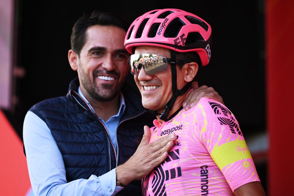 ARNUERO SPAIN SEPTEMBER 04 LR Exprocyclist Alberto Contador of Spain and Richard Carapaz of Ecuador and Team EF Education EasyPost prior to the La Vuelta 79th Tour of Spain 2024 Stage 17 a 1415km stage Arnuero to Santander UCIWT on September 04 2024 in Arnuero Spain Photo by Dario BelingheriGetty Images