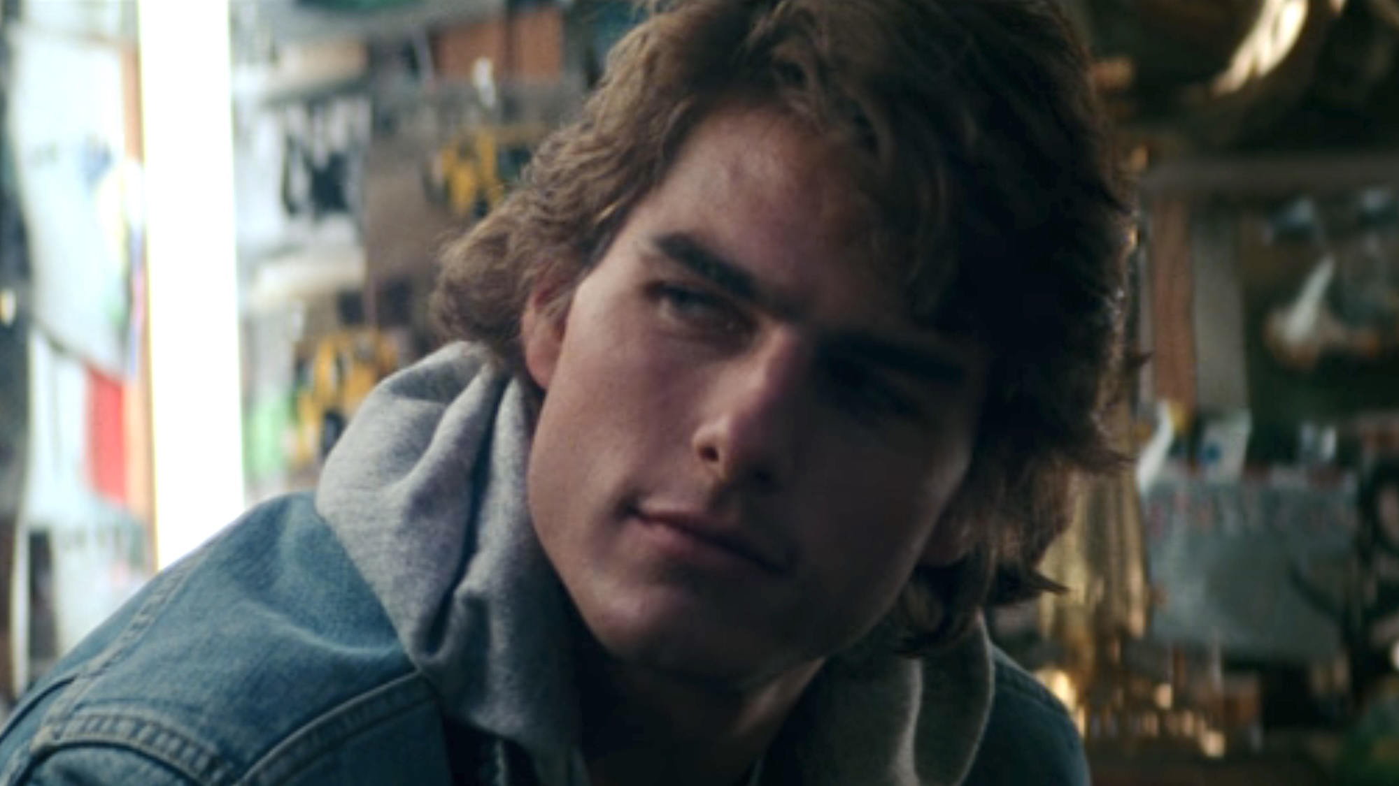 Cole Trickle in denim jacket talking to Harry in Days of Thunder
