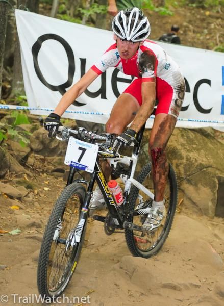 A bloodied Paula Gorycka (Poland) holds on to third place despite her injury.