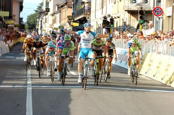 Sacha Modolo (Colnago-CSF Inox) beats Simone Ponzi and Oscar Gatto.