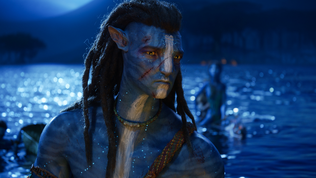 Jake Sully sitzt in Avatar: The Way of Water nachts auf dem Wasser.