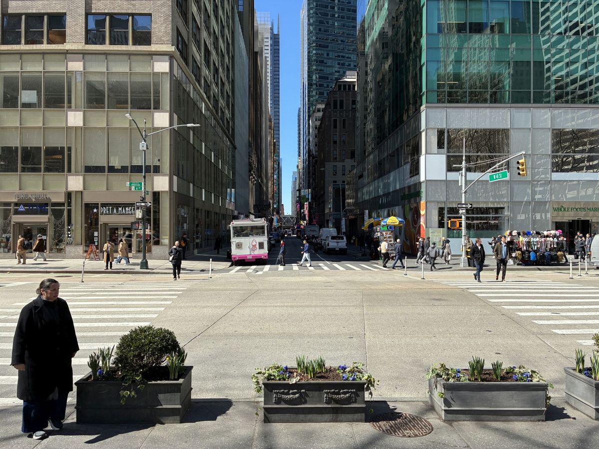 Apple iPhone 16e daytime sample.