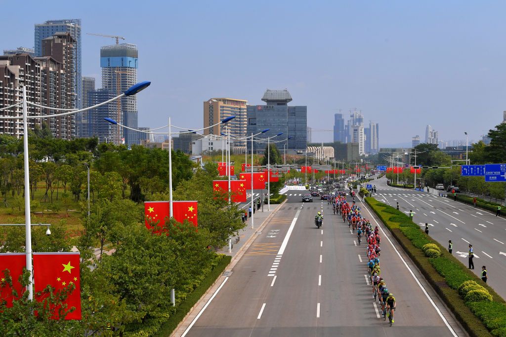 The peloton on the wide roads in Nanning