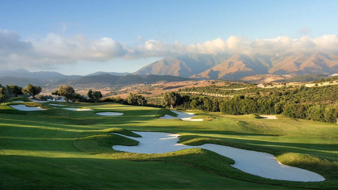 A hole at Finca Cortesin with the mountains beyond