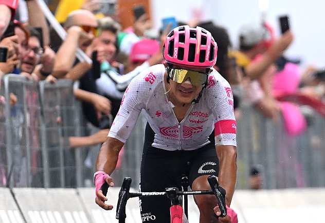Richard Carapaz finishes stage 20 of the Giro d&#039;Italia