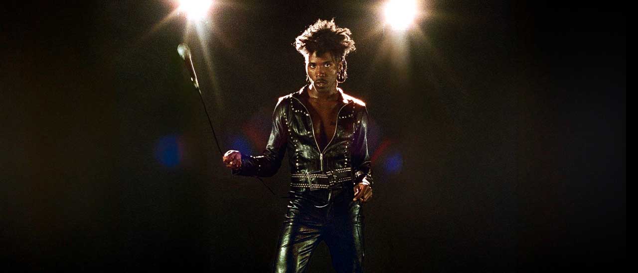 De'Wayne twirling a mic
