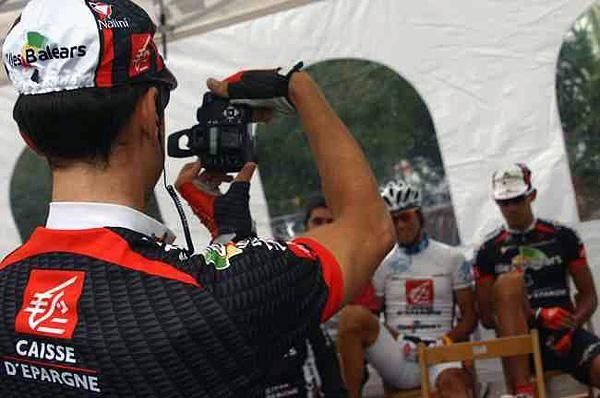 Like a lot of supporters, Alejandro Valverde's teammates take a photo with the boss