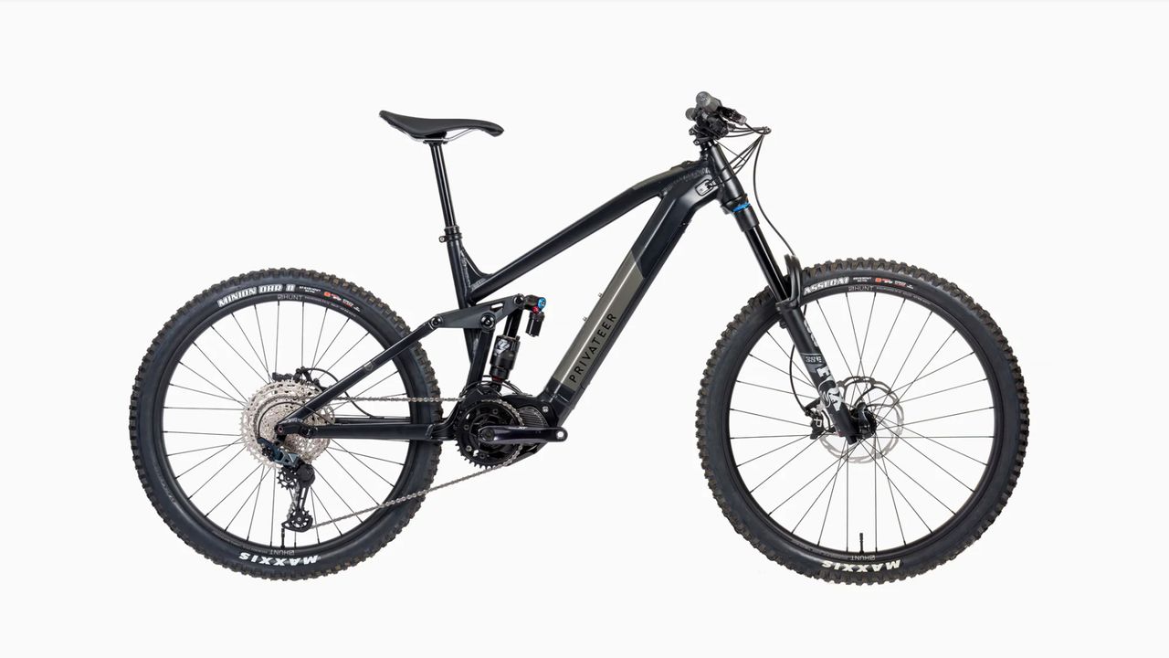 The Privateer E161 side on in black