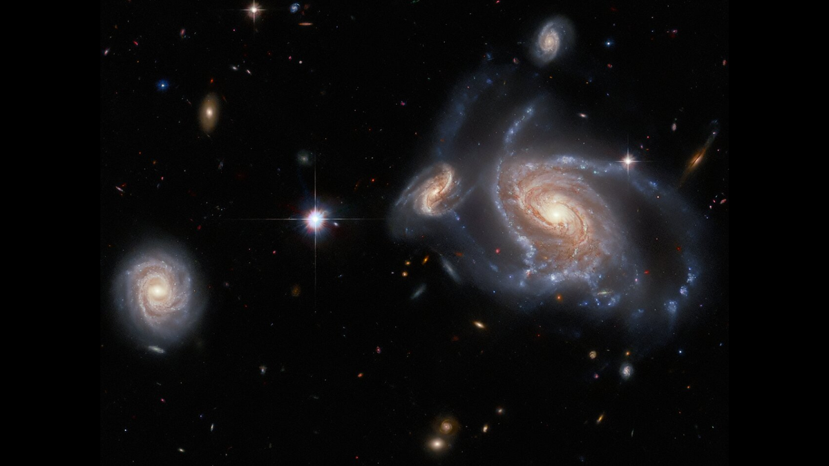 Kosmiczny Teleskop Hubble'a obserwuje świąteczne zgromadzenie galaktyk spiralnych (zdjęcie)