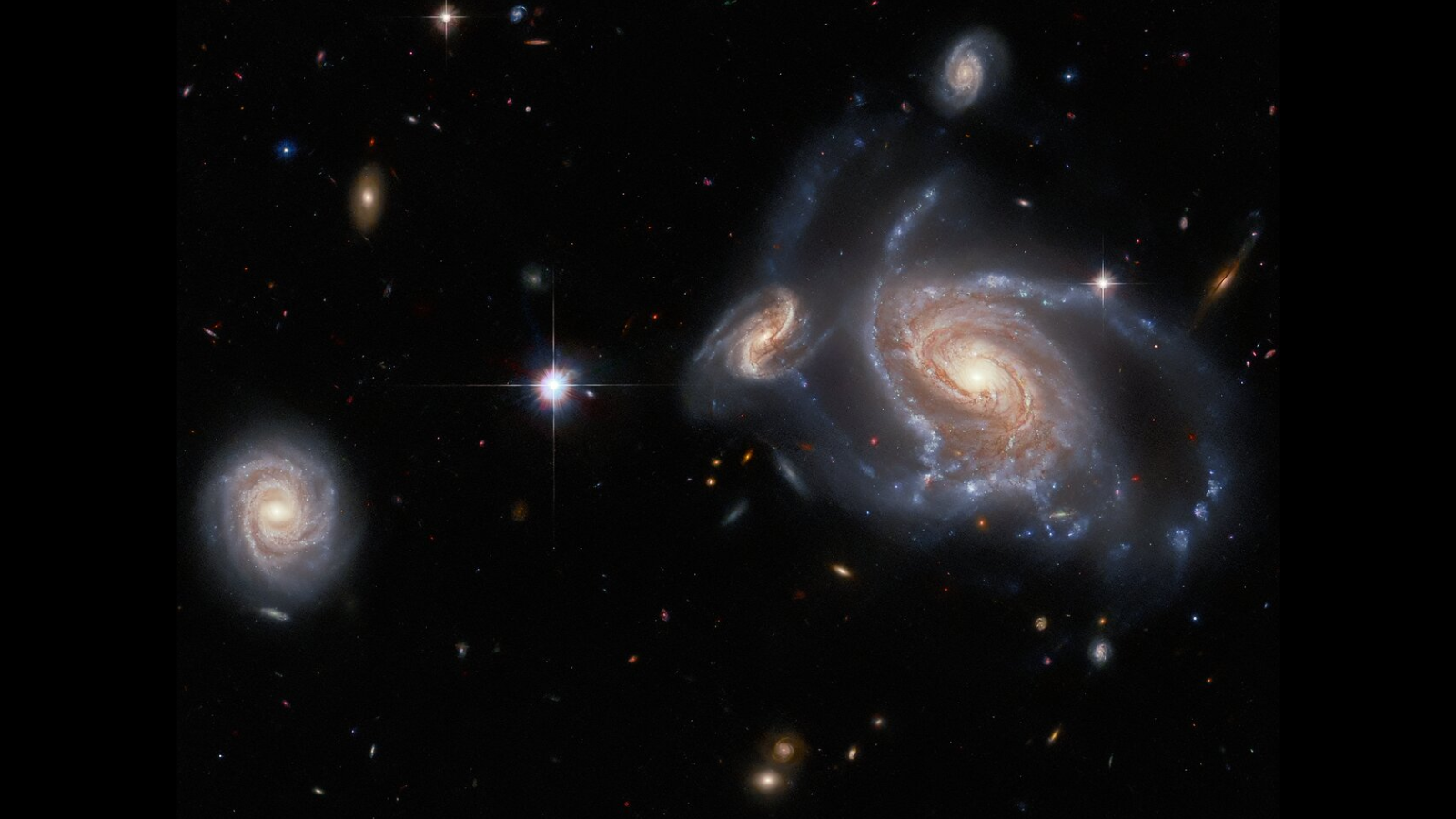 Hubble Space Telescope spots a festive gathering of spiral galaxies (image) Space