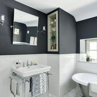 bathroom with grey wall and bathtub