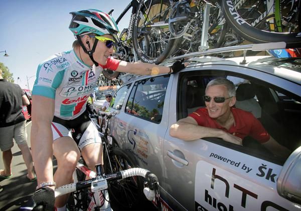 Andr&eacute; Greipel has a chat with his team director Allan Peiper.