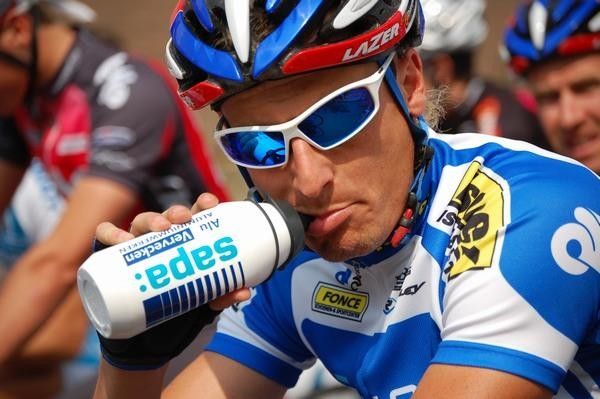 Jan Soetens (Revor-Jartazi) takes a drink before the race begins. Photo &copy;: Tom De Meyer/www.TomDeMeyer.be