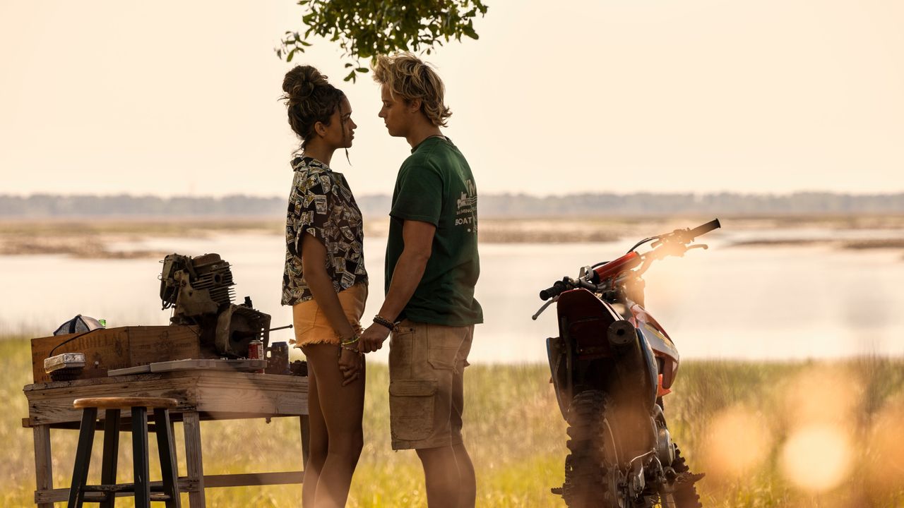 Madison Bailey and Rudy Pankow in Outer Banks