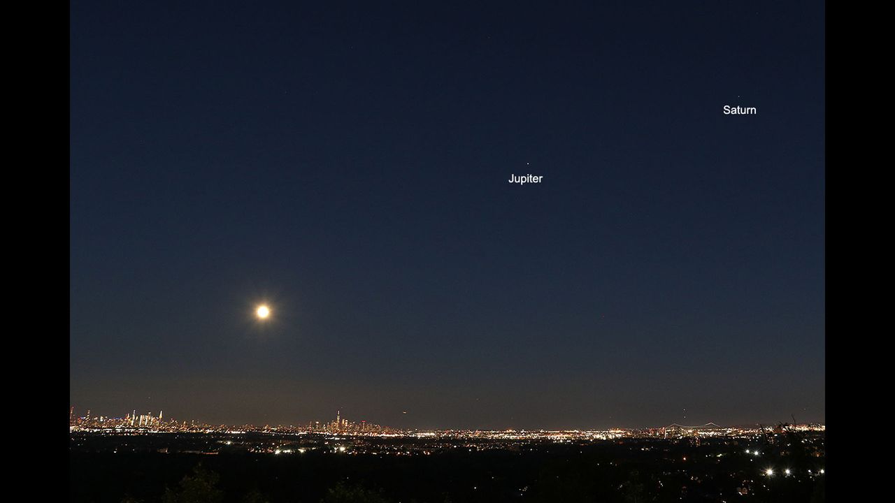Harvest Moon accompanied by Jupiter and Saturn in the New Jersey sky.