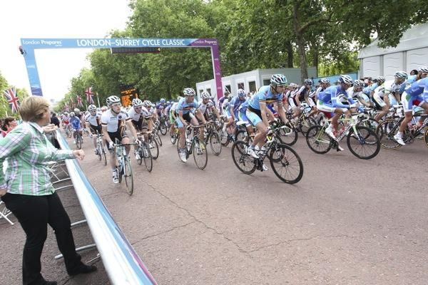 The race gets underway in the Mall.