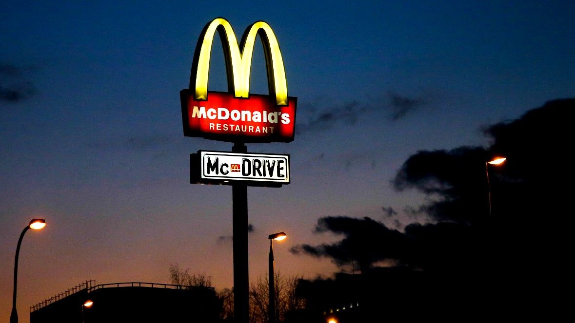 A McDonald&#039;s sign at night