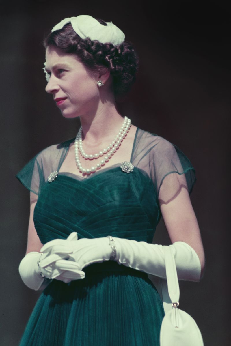 31 Photos of Queen Elizabeth and Princess Margaret Being PYTs