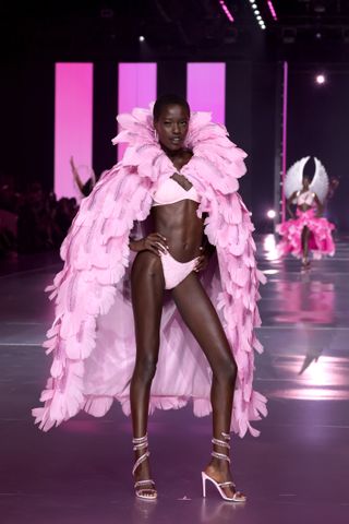 Awar Odhiang desfila na passarela do Victoria's Secret Fashion Show 2024