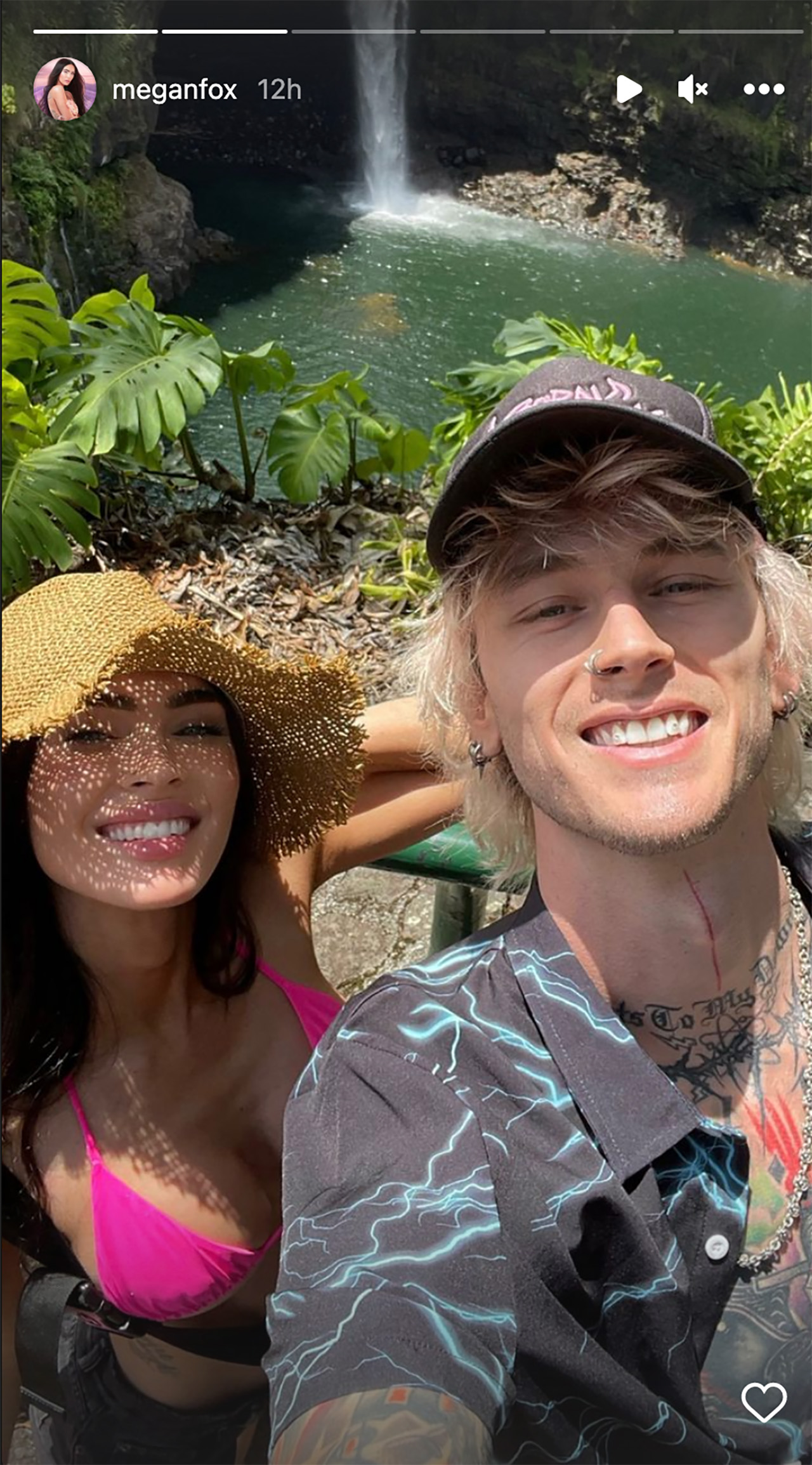 Megan Fox y Machine Gun Kelly prueban que una cascada no los separa.