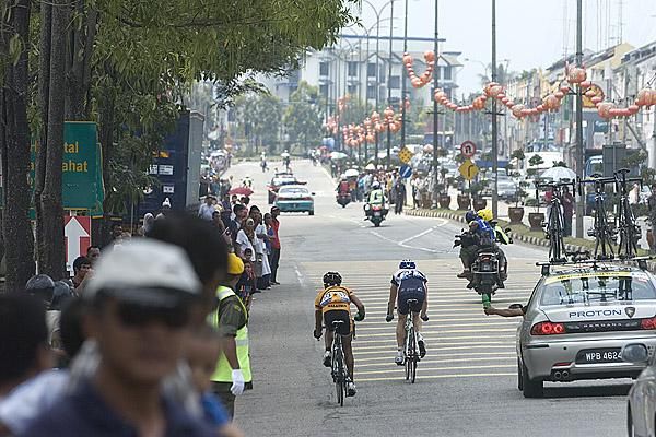 The leaders make their way towards Parit Sulong in the final thirty kilometres of the stage.