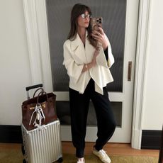 An image of @alisontoby wearing a rich-looking airport outfit.