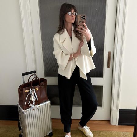 An image of @alisontoby wearing a rich-looking airport outfit.
