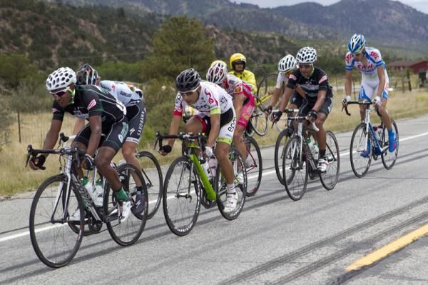 The day's break: Sander Oostlander (Skil-Shimano), Walter Pedraza (EPM-UNE), Rafael Montiel and and Alejandro Ramirez (Gobernacion de Antioquia), Andre Steensen (Saxo Bank Sungard), Danny Pate (HTC-Highroad) and Jeremy Powers (Jelly Belly)