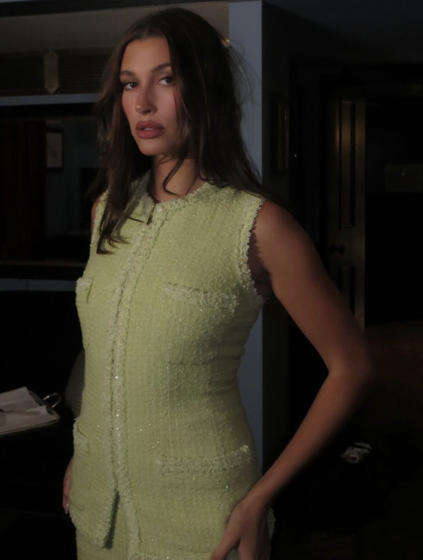 Hailey Bieber in boucl&amp;eacute;