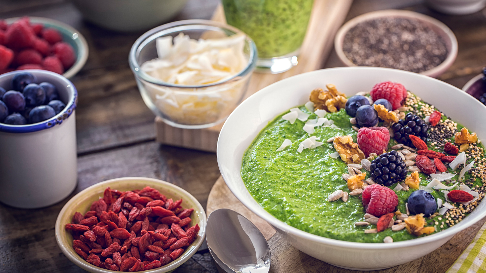 smoothie bowl on a raw food diet