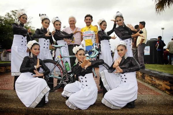 Jose Serpa (Androni-Venezuela) with some local fans.