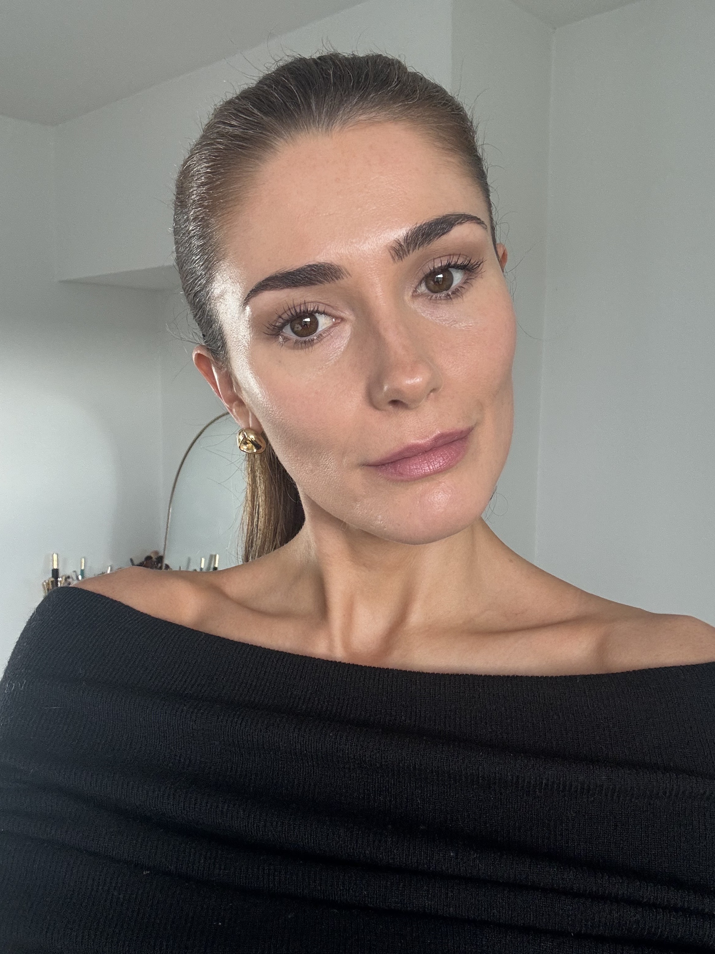 Eleanor wearing the Ilia Limitless Mascara in black