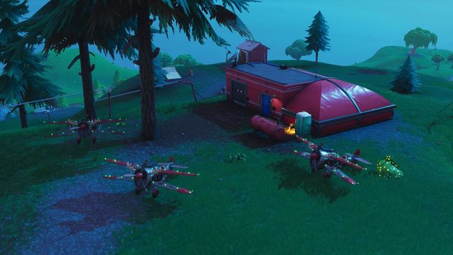 Wo Sie Ein Fortnite Flugzeug Finden Und Zum Luftkampf In Den Himmel - auf den hugeln nordostlich des pleasant park gibt es einen expeditions aussenposten mit daneben gesetzten flugzeugen