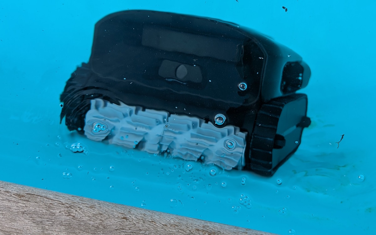 le robot de piscine beatbot aquasense 2 pro sur les parois d'une piscine