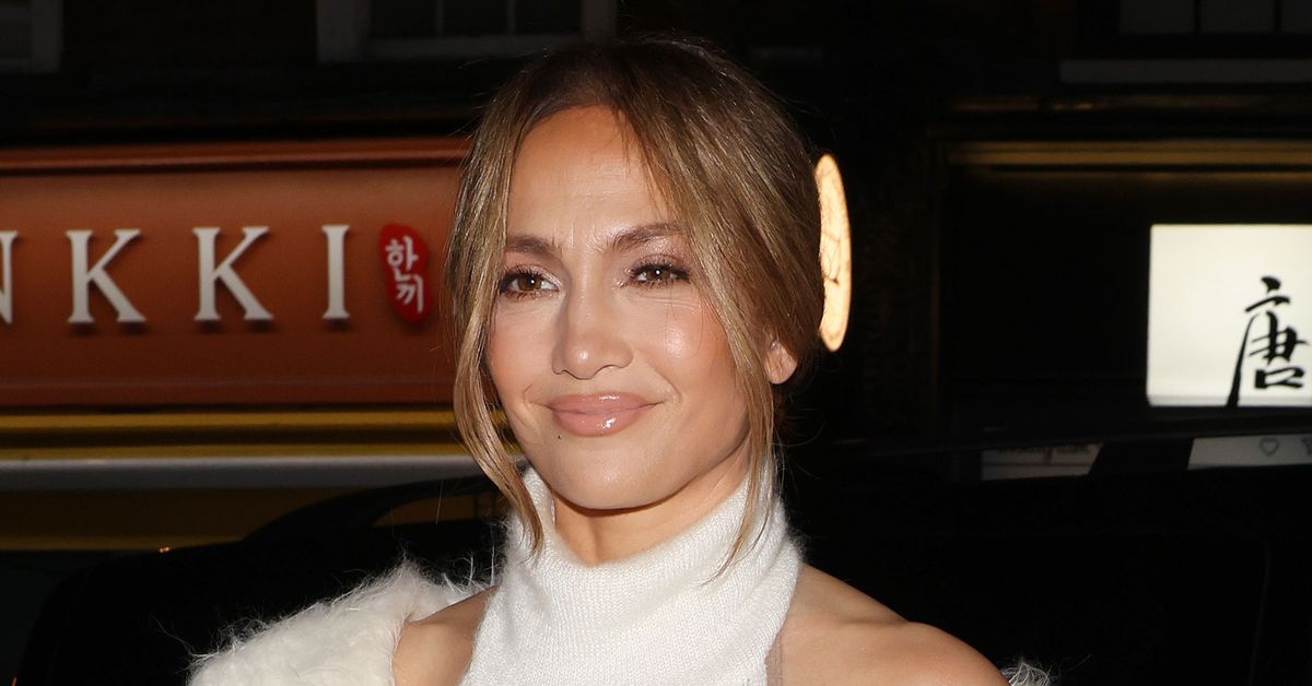 J.Lo สวมใส่ * แนวโน้ม * กางเกงในฤดูใบไม้ผลิ 2025