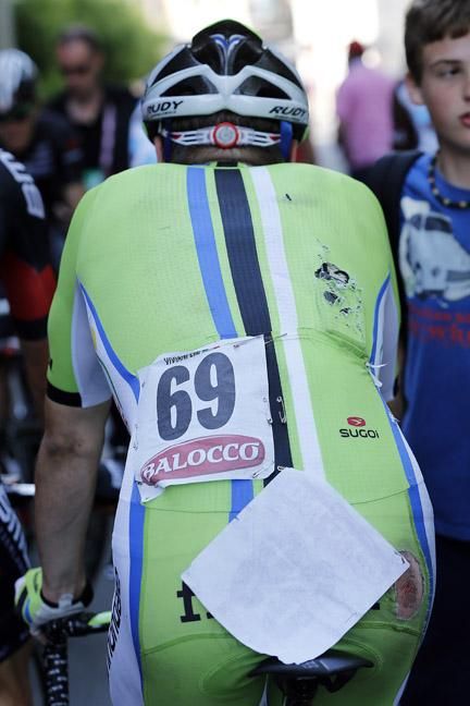 A battered and bruised Elia Viviani makes his way to the bus