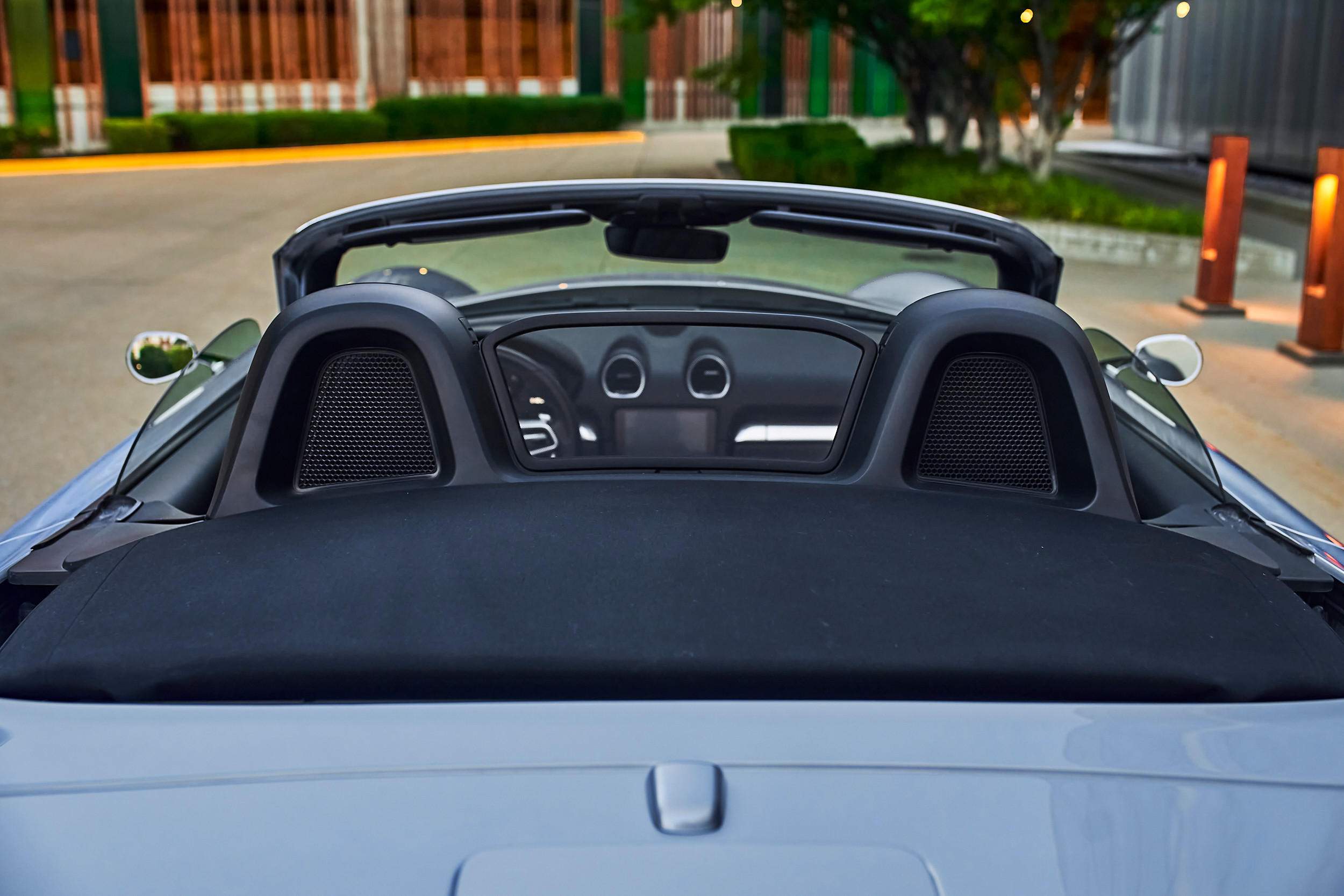The modern Boxster's excellent hood and safety protection are all present