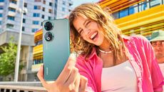 Honor 90 in girl's hand 
